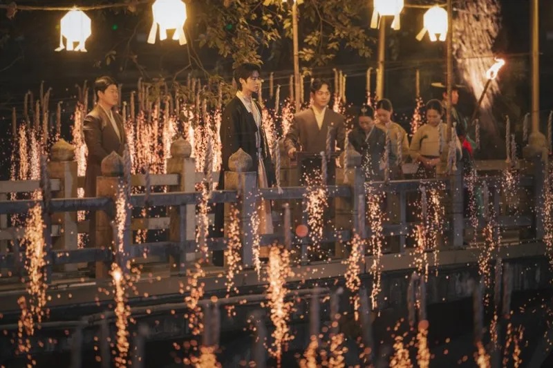 Cả thế giới đang đổ xô xem phim Hàn hot điên đảo: Nam chính khoe thân quá cháy, xa hoa lộng lẫy ngập mùi tiền- Ảnh 9.