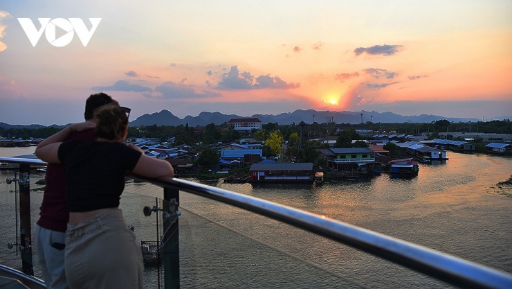 Làng du lịch Lin Chang, điểm đến khám phá văn hóa Việt hấp dẫn tại Thái Lan 3 Làng nổi Lin Chang dưới ráng chiều trên dòng sông Kwai thơ mộng.