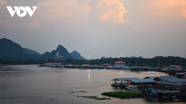 Làng du lịch Lin Chang, điểm đến khám phá văn hóa Việt hấp dẫn tại Thái Lan 5 Từ cầu kính Skywalk Kanchanaburi có thể nhìn thấy làng Lin Chang, cầu Song An và chùa Tham Khao Laem, nơi có bức tượng Phật màu trắng khổng lồ trên lưng chừng núi.
