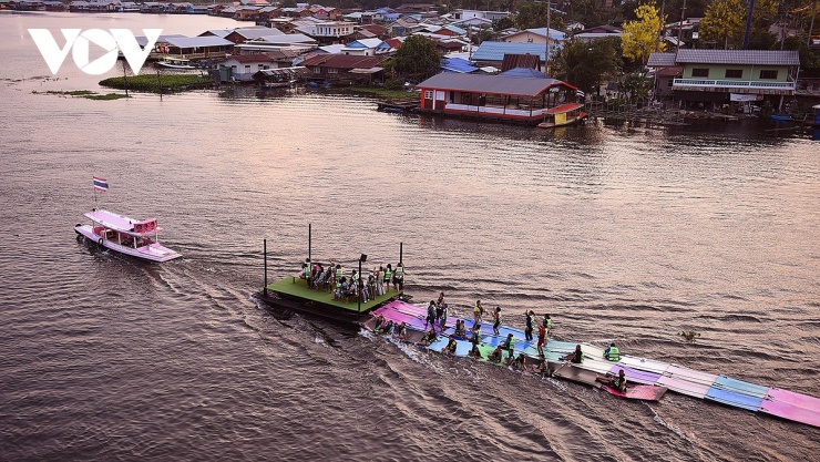 Làng du lịch Lin Chang, điểm đến khám phá văn hóa Việt hấp dẫn tại Thái Lan 6 Bè du lịch của người Thái gốc Việt phục vụ du khách trên sông Kwai.