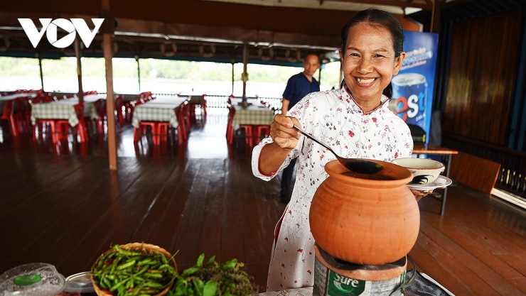 Làng du lịch Lin Chang, điểm đến khám phá văn hóa Việt hấp dẫn tại Thái Lan 9 Đầu bếp nấu món Kaeng Som Yuan phục vụ du khách tại nhà hàng nổi bên cầu Song An.