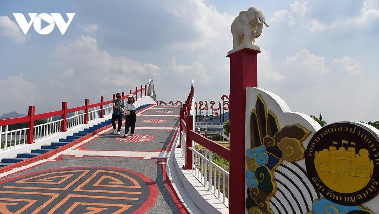 Làng du lịch Lin Chang, điểm đến khám phá văn hóa Việt hấp dẫn tại Thái Lan 11 Du khách tham quan cầu Song An.