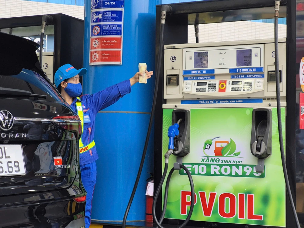 Xăng E10 có thể giúp Việt Nam tiết kiệm khoảng 700 triệu đến gần 1 tỉ USD mỗi năm. Ảnh: AN HIỀN XANG-E10.jpeg