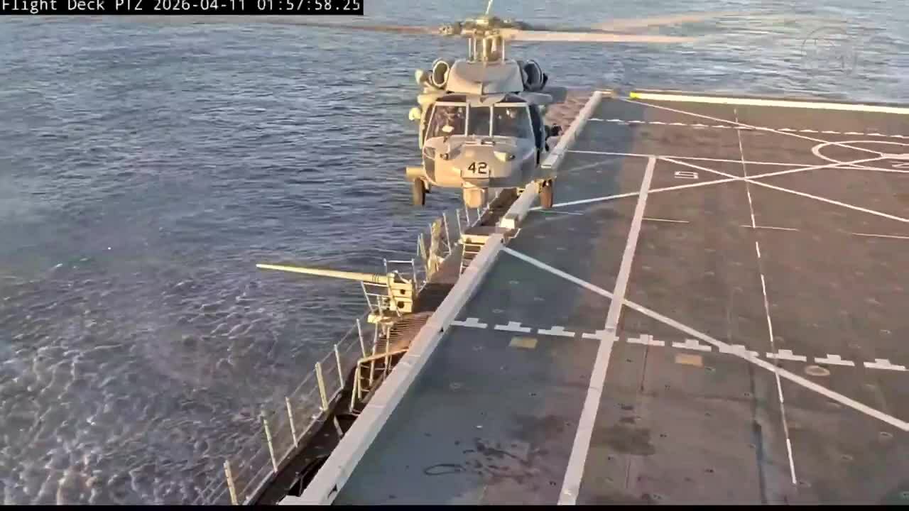 Phi hành đoàn Asrtemis II rời khỏi tàu Orion trên biển