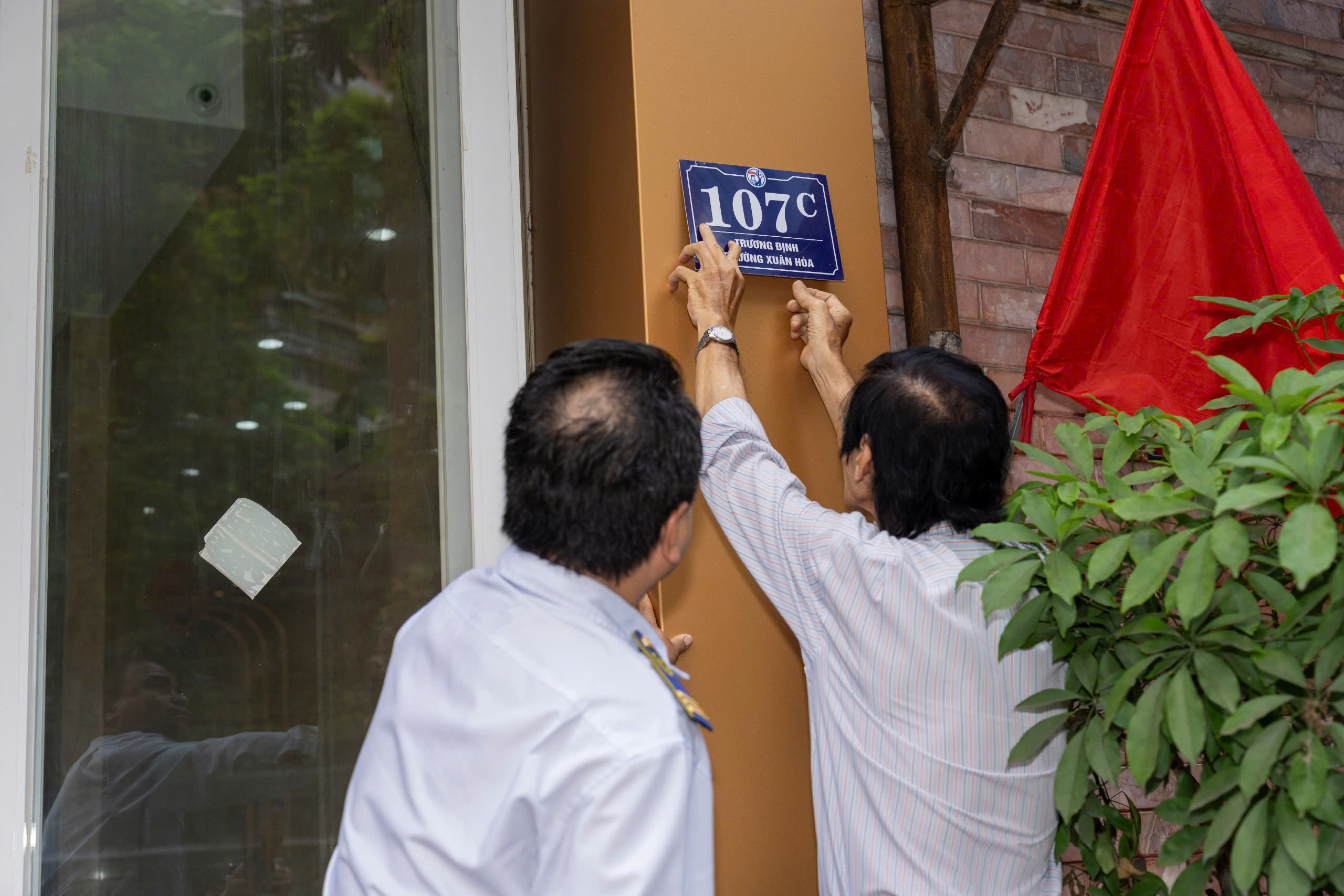 Phường trung tâm TP.HCM xử lý lấn chiếm vỉa hè, gắn bảng số nhà mới- Ảnh 4. Phường trung tâm TP.HCM xử lý lấn chiếm vỉa hè, gắn bảng số nhà mới- Ảnh 4.