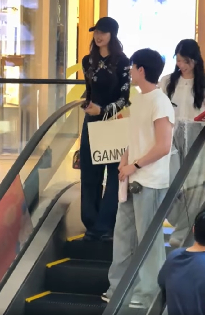 Mỹ nam điện ảnh Thái Lan cao 1m83, visual cực phẩm xuất hiện sát rạt bên Lisa giữa lúc rộ tin đồn chia tay tỷ phú gia tộc giàu nhất nhì thế giới- Ảnh 5.