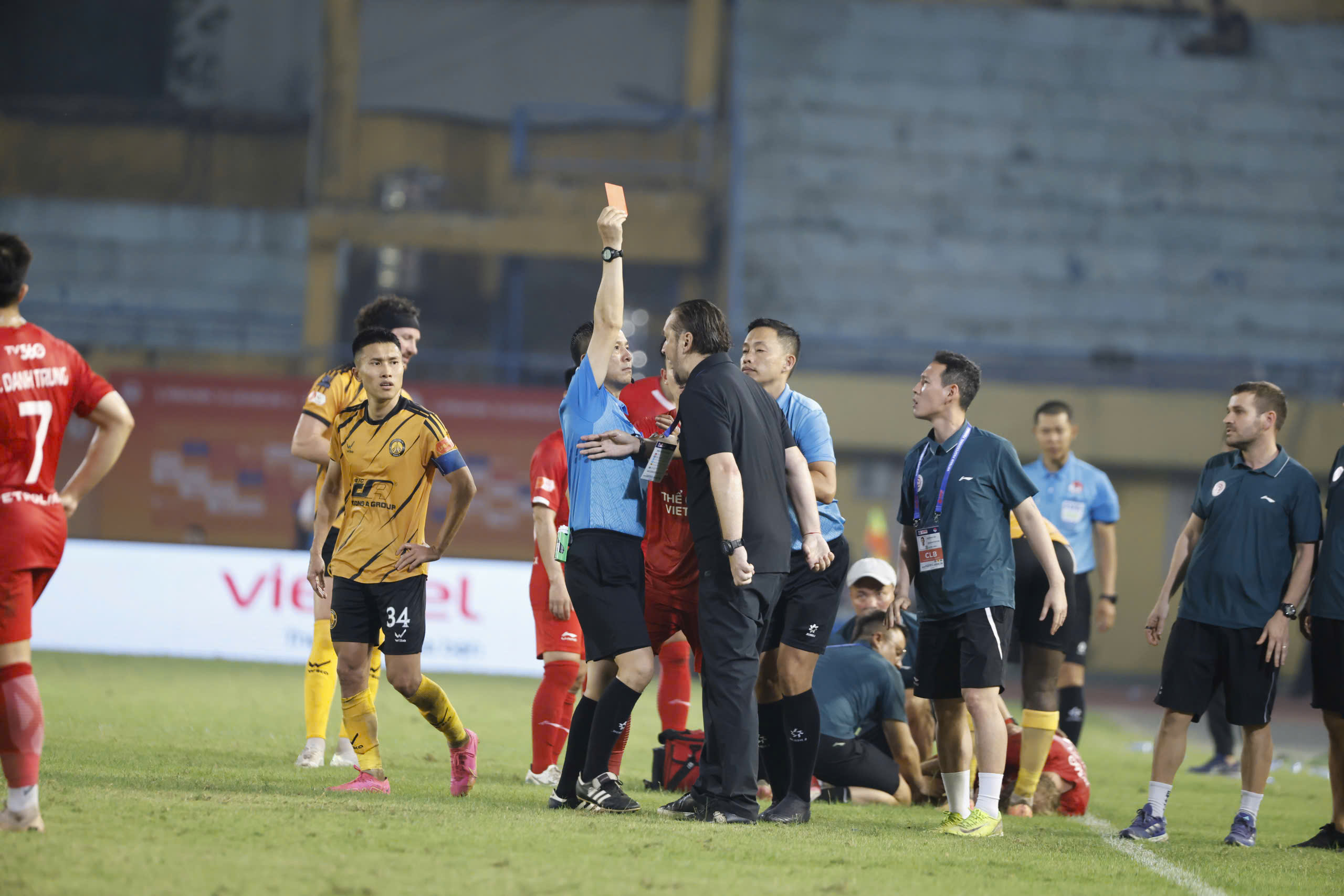 Bảng xếp hạng V-League mới nhất: Thể Công Viettel thắng nhọc Thanh Hóa để níu đua vô địch, HAGL thót tim - Ảnh 3.