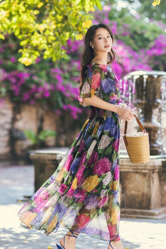 Váy hoa nhí, váy hoa trễ vai ‘phủ sóng’ tủ đồ hè- Ảnh 2. Váy hoa nhí, váy hoa trễ vai ‘phủ sóng’ tủ đồ hè- Ảnh 2.