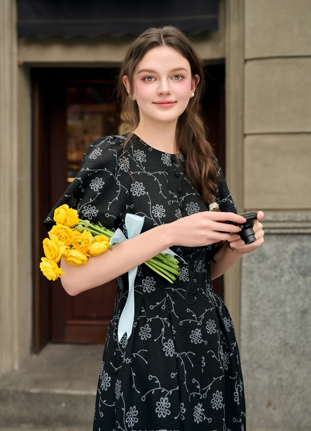 Váy hoa nhí, váy hoa trễ vai ‘phủ sóng’ tủ đồ hè- Ảnh 3. Váy hoa nhí, váy hoa trễ vai ‘phủ sóng’ tủ đồ hè- Ảnh 3.