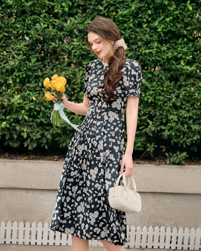 Váy hoa nhí, váy hoa trễ vai ‘phủ sóng’ tủ đồ hè- Ảnh 4. Váy hoa nhí, váy hoa trễ vai ‘phủ sóng’ tủ đồ hè- Ảnh 4.