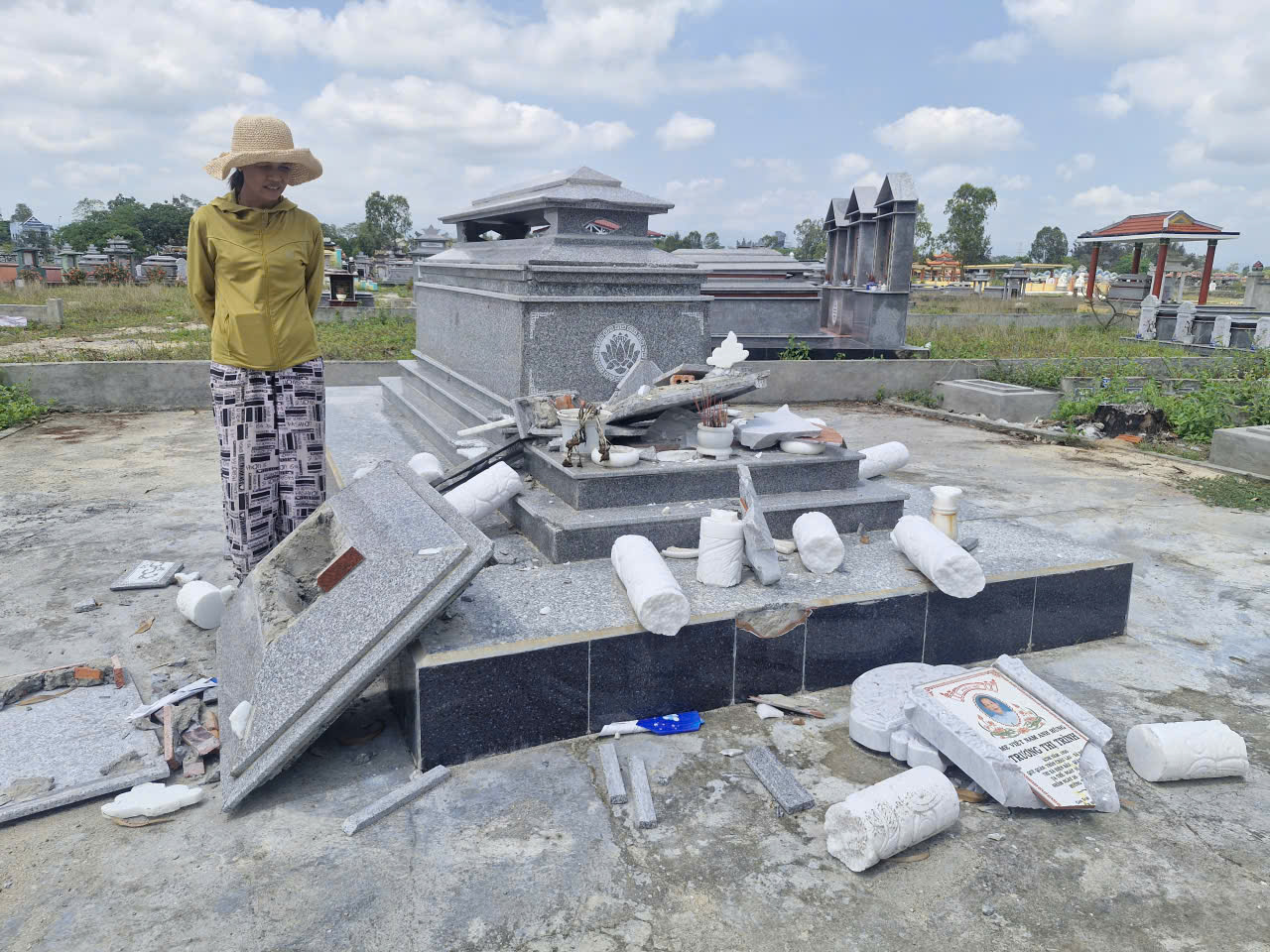 Mộ Mẹ Việt Nam Anh hùng bị đập phá: Nghi vấn đặt ra - Ảnh 2.