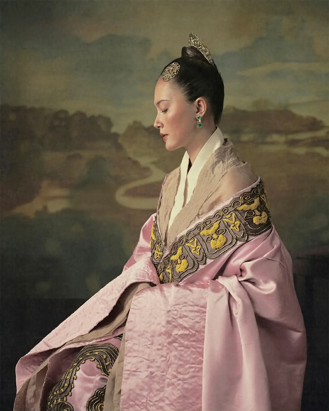 Việt Nam có 1 mỹ nhân đẹp như Hoàng hậu bước ra từ lịch sử, cứ xuất hiện là thế gian chỉ còn lại nhan sắc- Ảnh 3.