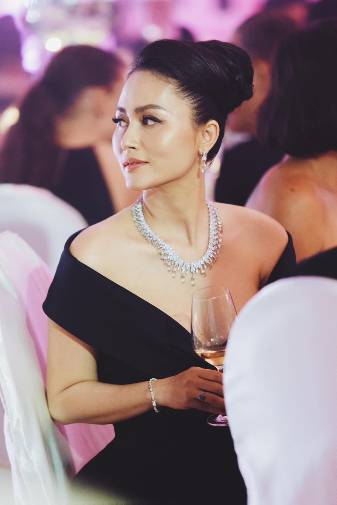 Việt Nam có 1 mỹ nhân đẹp như Hoàng hậu bước ra từ lịch sử, cứ xuất hiện là thế gian chỉ còn lại nhan sắc- Ảnh 5.