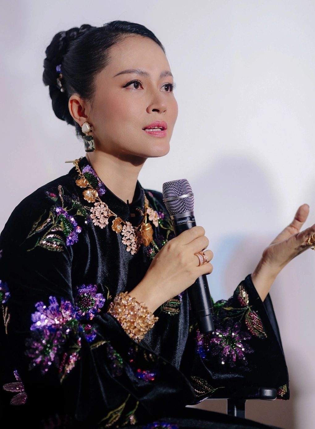 Việt Nam có 1 mỹ nhân đẹp như Hoàng hậu bước ra từ lịch sử, cứ xuất hiện là thế gian chỉ còn lại nhan sắc- Ảnh 9.