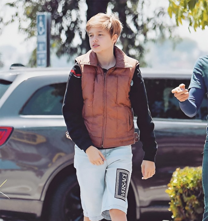 Hành trình 'lột xác' từ tomboy thành mỹ nhân của con gái Angelina Jolie - 3