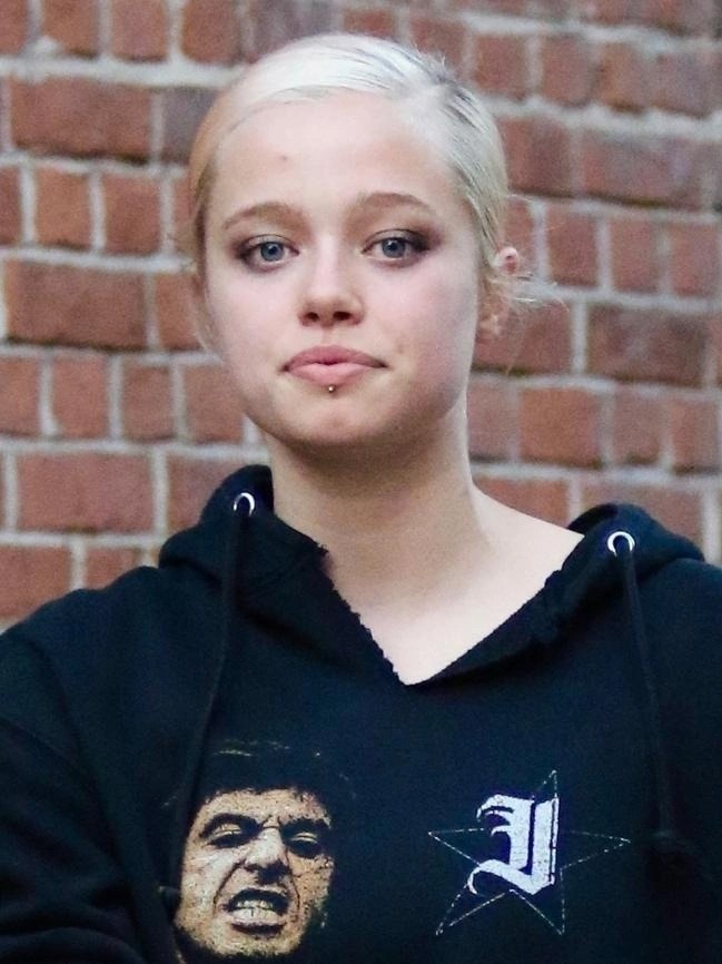 Hành trình 'lột xác' từ tomboy thành mỹ nhân của con gái Angelina Jolie - 10