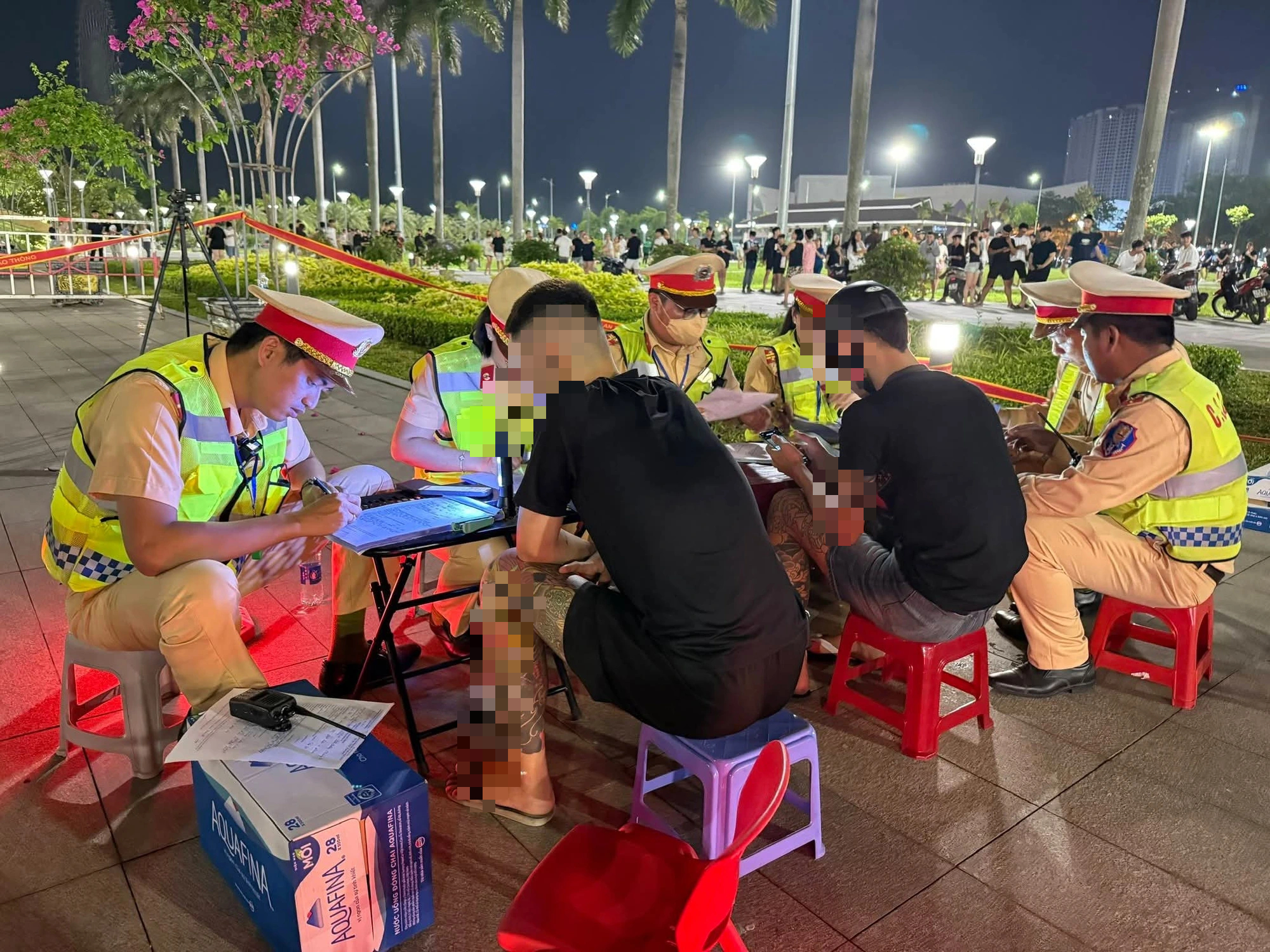 Công an Đà Nẵng ra quân trấn áp thanh thiếu niên náo loạn đường phố - Ảnh 4.