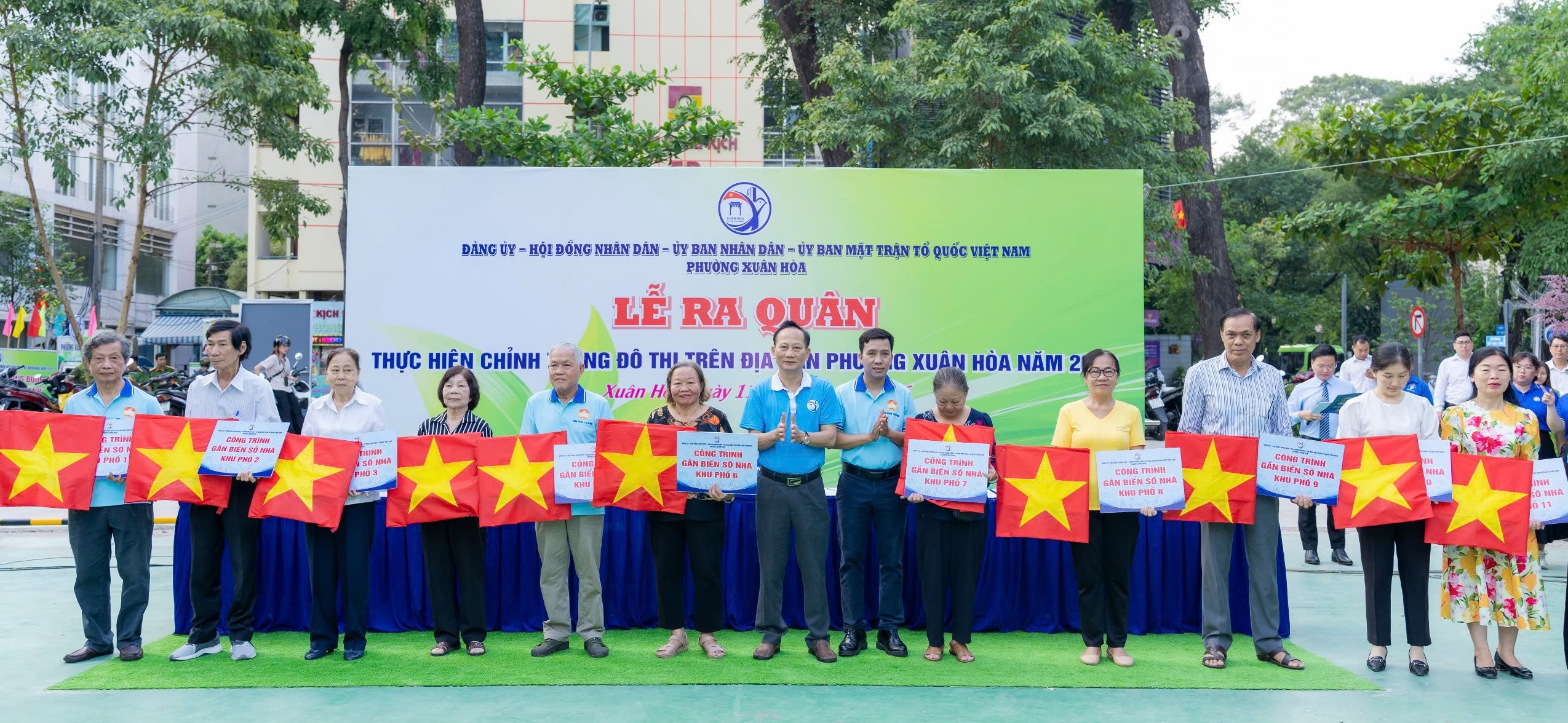 Phường Xuân hòa dẹp lấn chiếm và gắn bảng số nhà mới nâng cao chất lượng sống - Ảnh 3. Phường Xuân hòa dẹp lấn chiếm và gắn bảng số nhà mới nâng cao chất lượng sống - Ảnh 3.