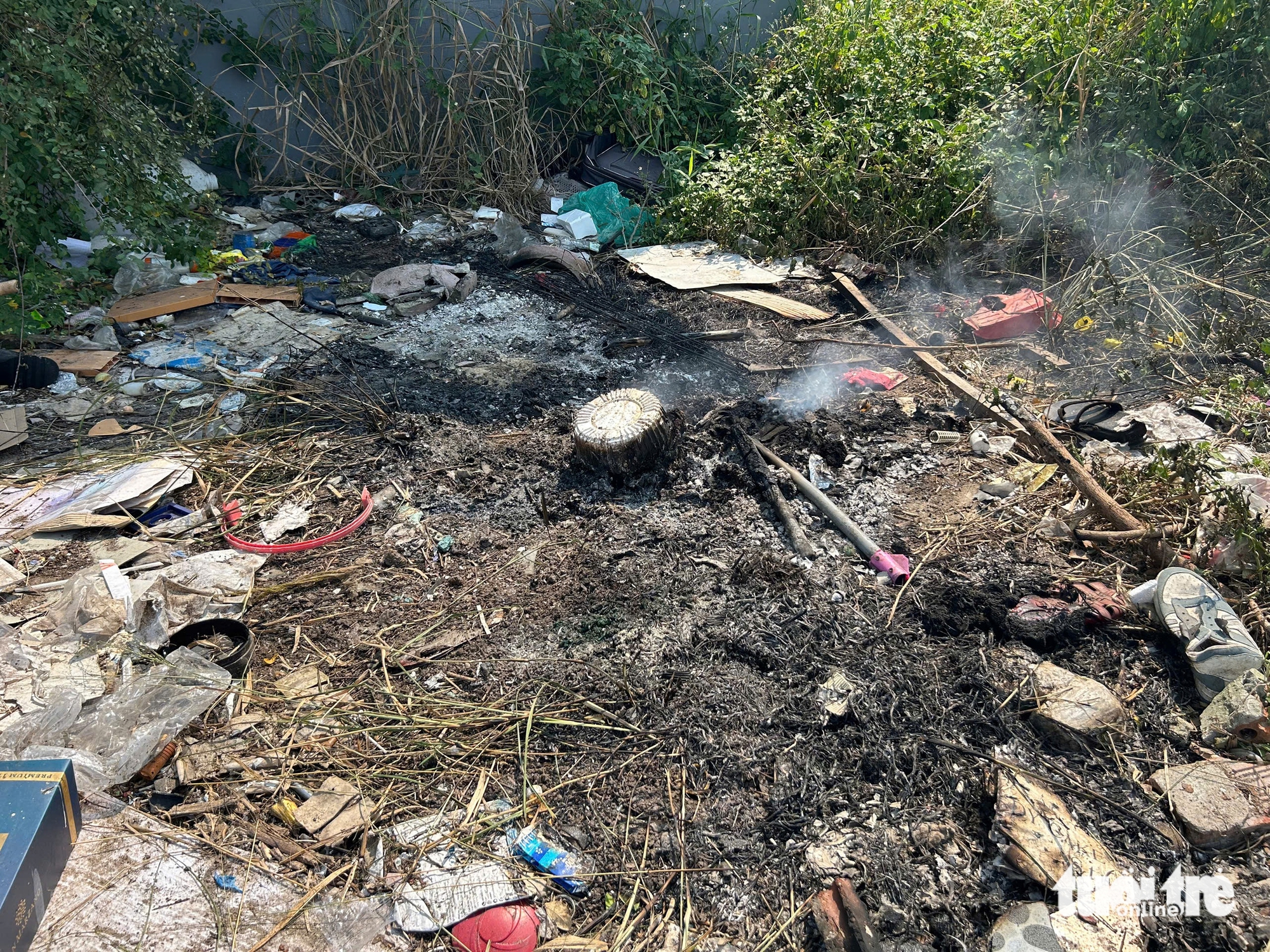 Rác thải ngổn ngang ven biển Sơn Trà - Ảnh 4.