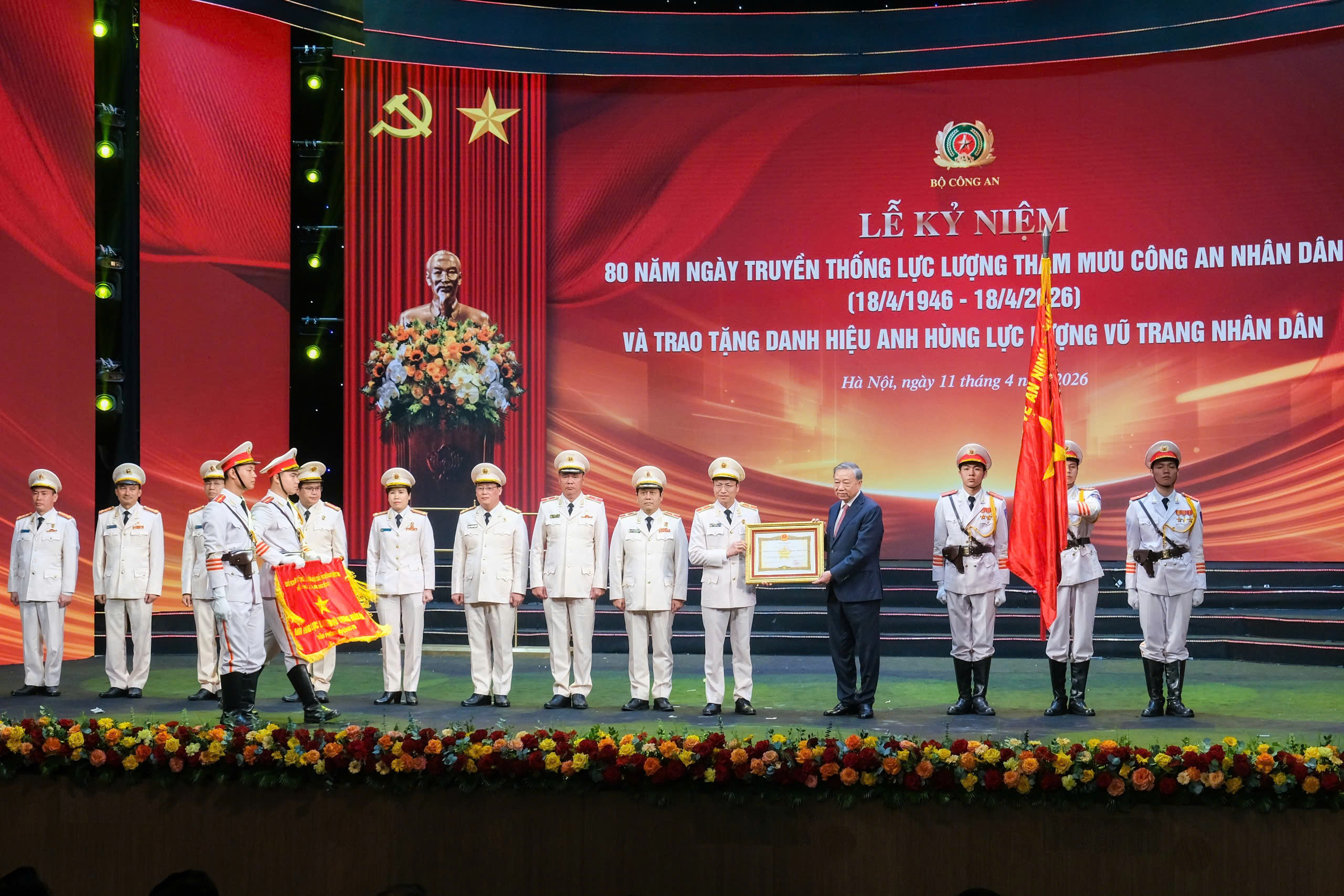 Tổng Bí thư, Chủ tịch nước trao danh hiệu Anh hùng cho Lực lượng Tham mưu Công an nhân dân - Ảnh 2.