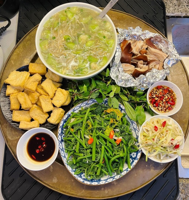 Mâm cơm cầu kỳ 6 người ăn của bà mẹ Nghệ An 3 Mâm cơm cầu kỳ 6 người ăn của bà mẹ Nghệ An - 2