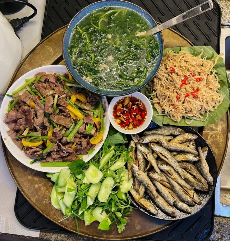 Mâm cơm cầu kỳ 6 người ăn của bà mẹ Nghệ An 6 Mâm cơm cầu kỳ 6 người ăn của bà mẹ Nghệ An - 5