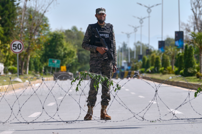 Binh sĩ Pakistan đứng gác tại chốt kiểm soát bên ngoài địa điểm đàm phán Mỹ - Iran ở Islamabad. Ảnh: AP