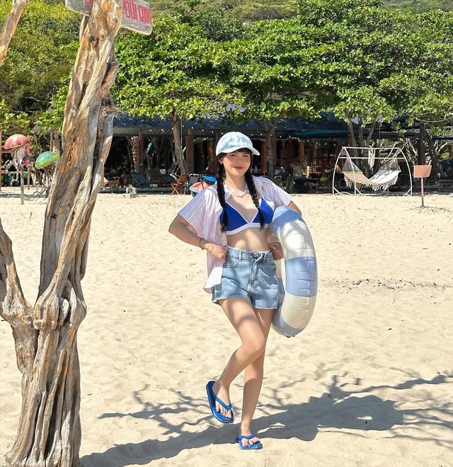 Tạo sự khác biệt với cách phối áo sơ mi khoác ngoài trang phục- Ảnh 2.