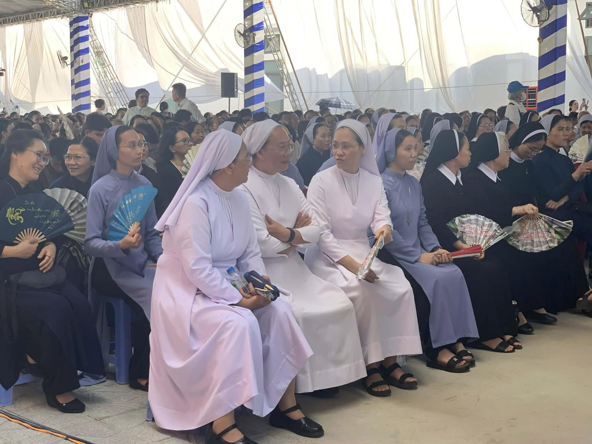 Khánh thành nhà dưỡng lão Láng Sen, sẽ chăm sóc miễn phí 300 cụ già neo đơn - Ảnh 4.