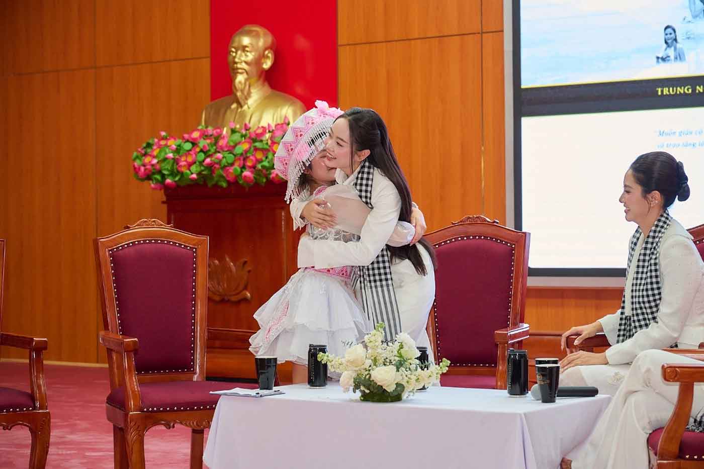 Hành trình Từ Trái Tim truyền lửa khát vọng cho sinh viên vùng cao 5 Hành trình Từ Trái Tim truyền lửa khát vọng cho sinh viên vùng cao - Ảnh 5.