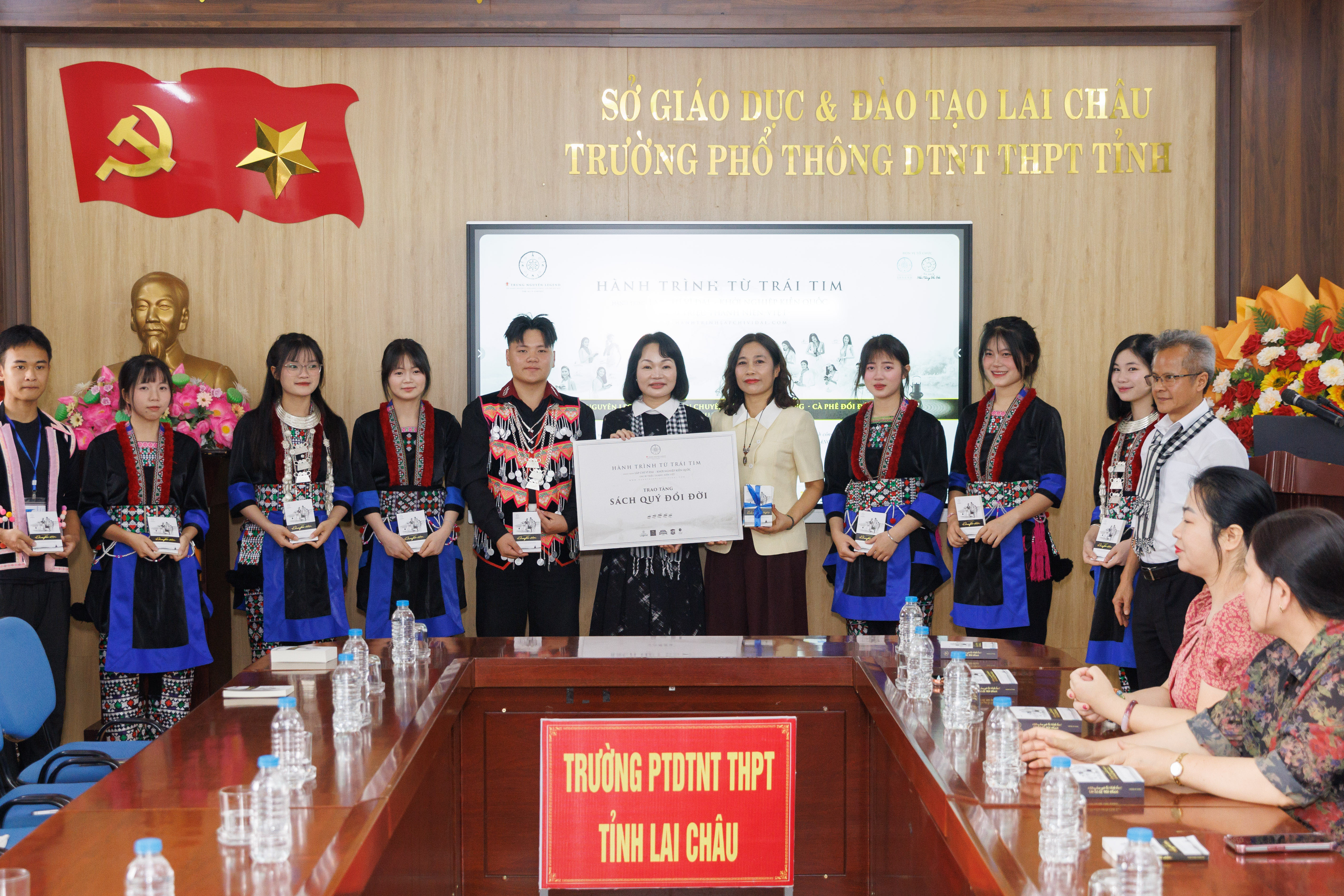 Hành trình Từ Trái Tim truyền lửa khát vọng cho sinh viên vùng cao 8 Hành trình Từ Trái Tim truyền lửa khát vọng cho sinh viên vùng cao - Ảnh 8.