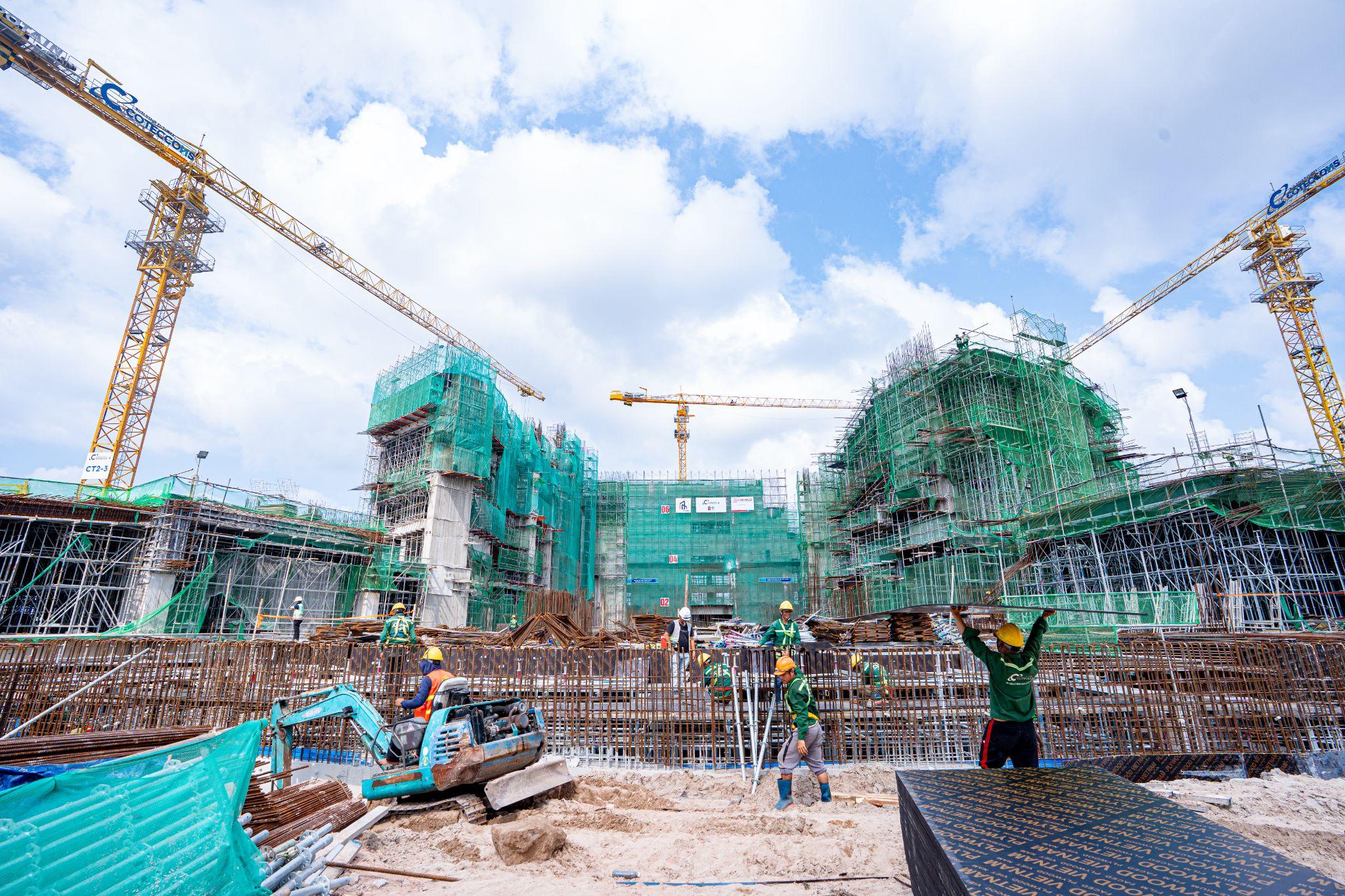 Hơn 2.500 công nhân ngày đêm làm việc 3 ca trên công trường Trung tâm Hội nghị APEC.