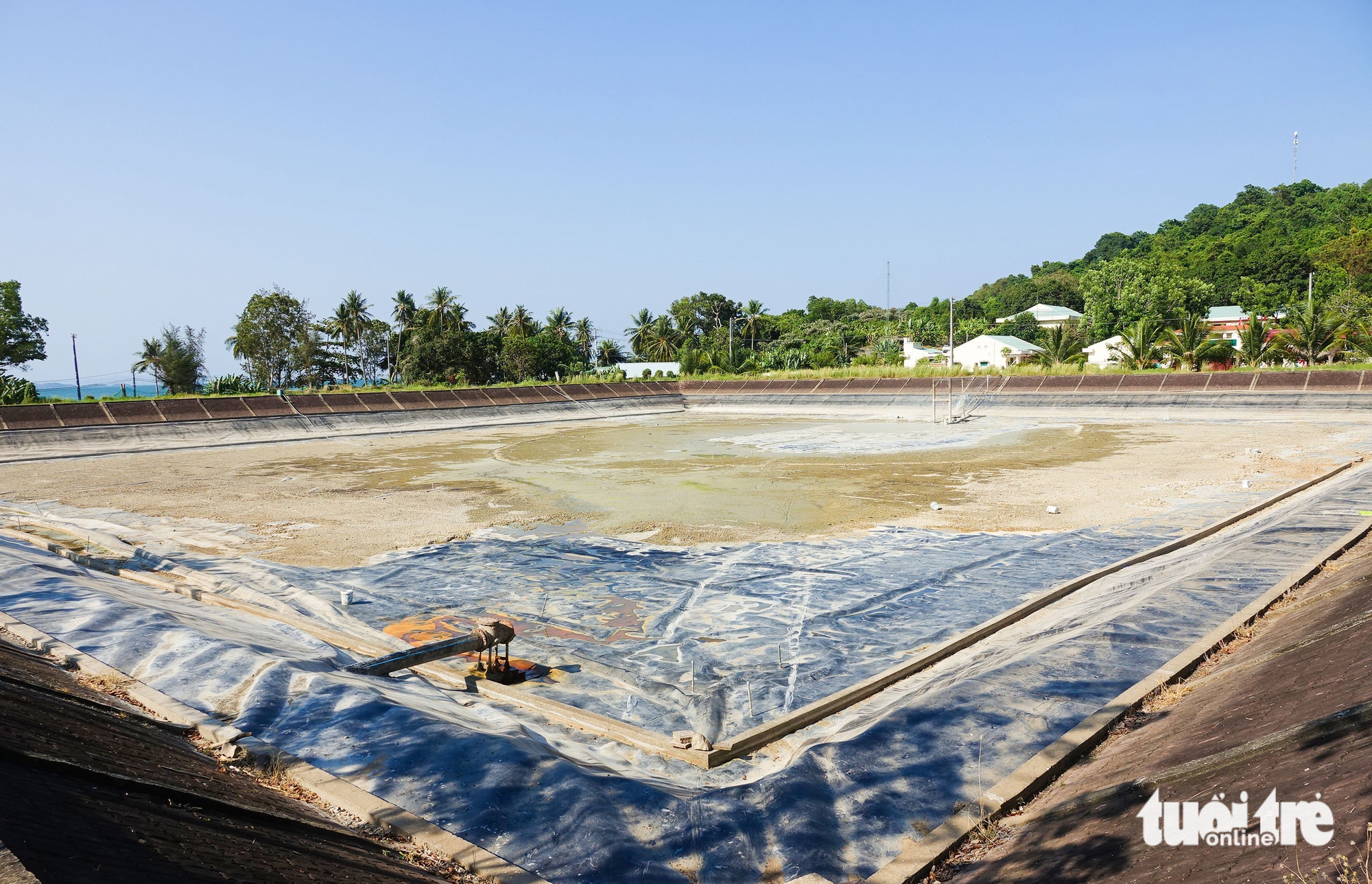 Khô hạn ‘bủa vây’, dân trên đảo Hải Tặc tất bật trữ nước ngọt - Ảnh 2.