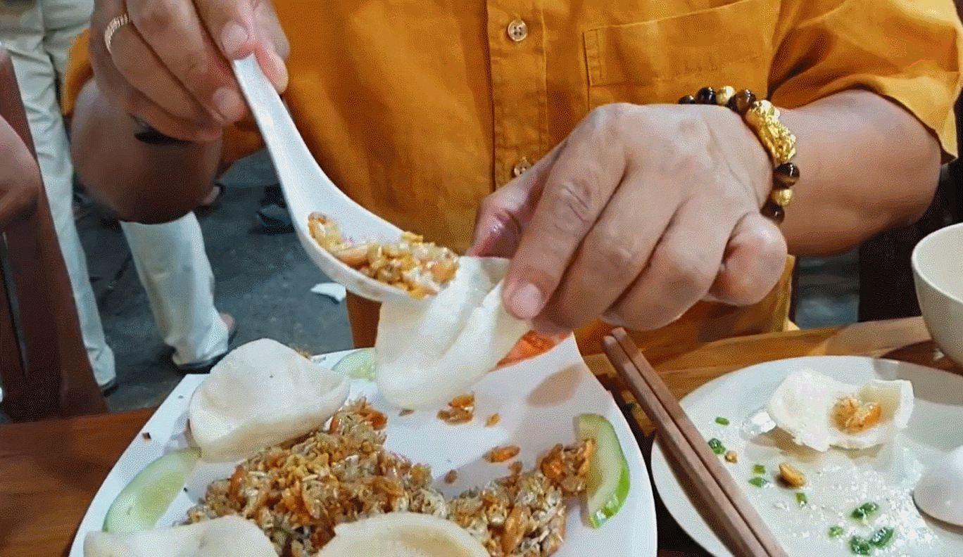 Đặc sản chỉ lùi không tiến ở Phú Quốc, nhìn giống dế nhưng vị ngon như tôm 3 Không chỉ được ưa chuộng tại địa phương, bò lui còn xuất hiện trong thực đơn của nhiều nhà hàng, quán ăn ở TPHCM, hút khách thưởng thức. Ảnh: Color Man