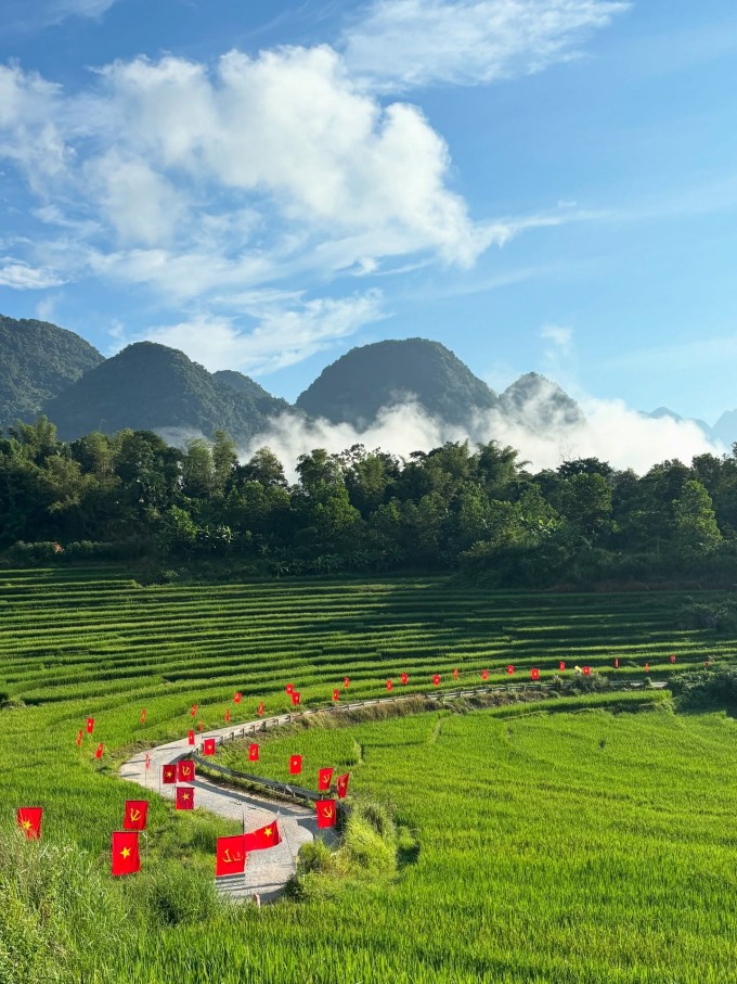 Gợi ý 3 điểm trốn nóng gần Hà Nội dịp 30/4 3 Những thửa ruộng bậc thang xanh mướt, rừng già và suối mát đan xen tạo nên khung cảnh thiên nhiên dễ chịu. Ảnh: umeeee