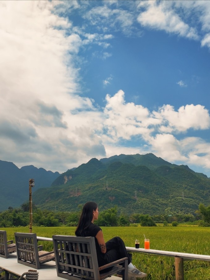 Gợi ý 3 điểm trốn nóng gần Hà Nội dịp 30/4 7 Các quán cà phê như Coffee Lốp Lắc Lắc, Cà phê Đá và Cây, Cà phê Cánh Đồng, Hua Tông Coffee... ở Mai Châu rất hút khách nhờ không gian thoáng đãng, yên bình. Ảnh: Diana neven