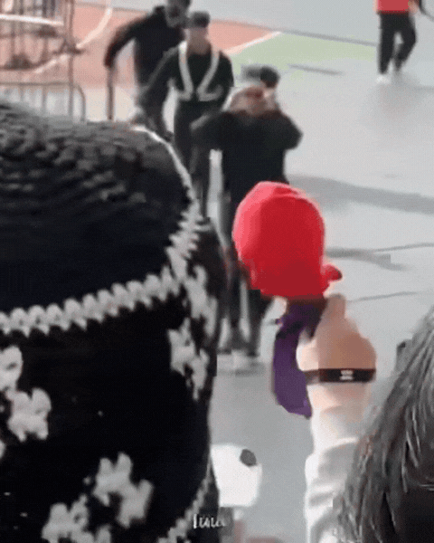 1775912722 943 V BTS nhay rao khien dan tinh hot hoang