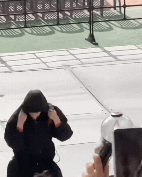 1775912724 566 V BTS nhay rao khien dan tinh hot hoang