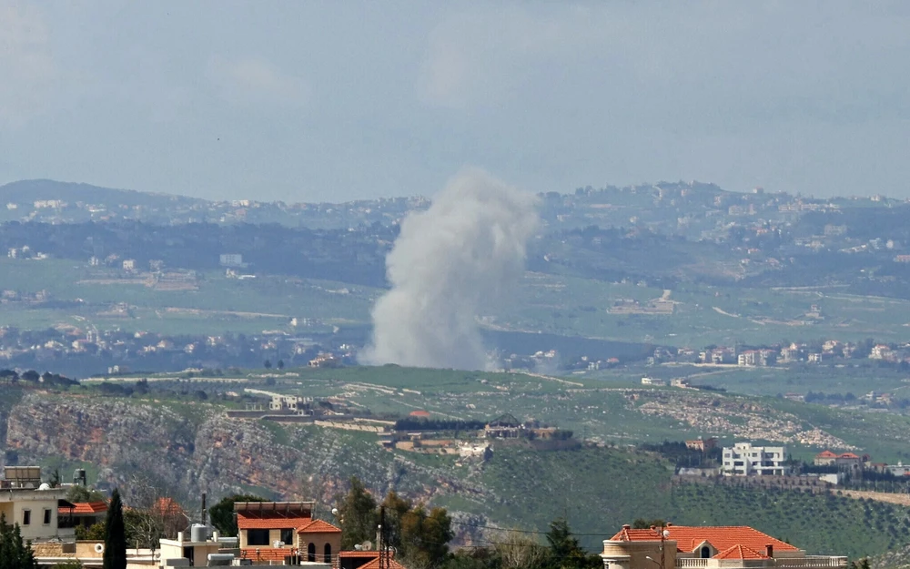 Khói bốc lên sau hoạt động quân sự của Israel ở ngoại ô làng Taybeh, miền nam Lebanon vào ngày 11-4. Ảnh: AFP 2.png