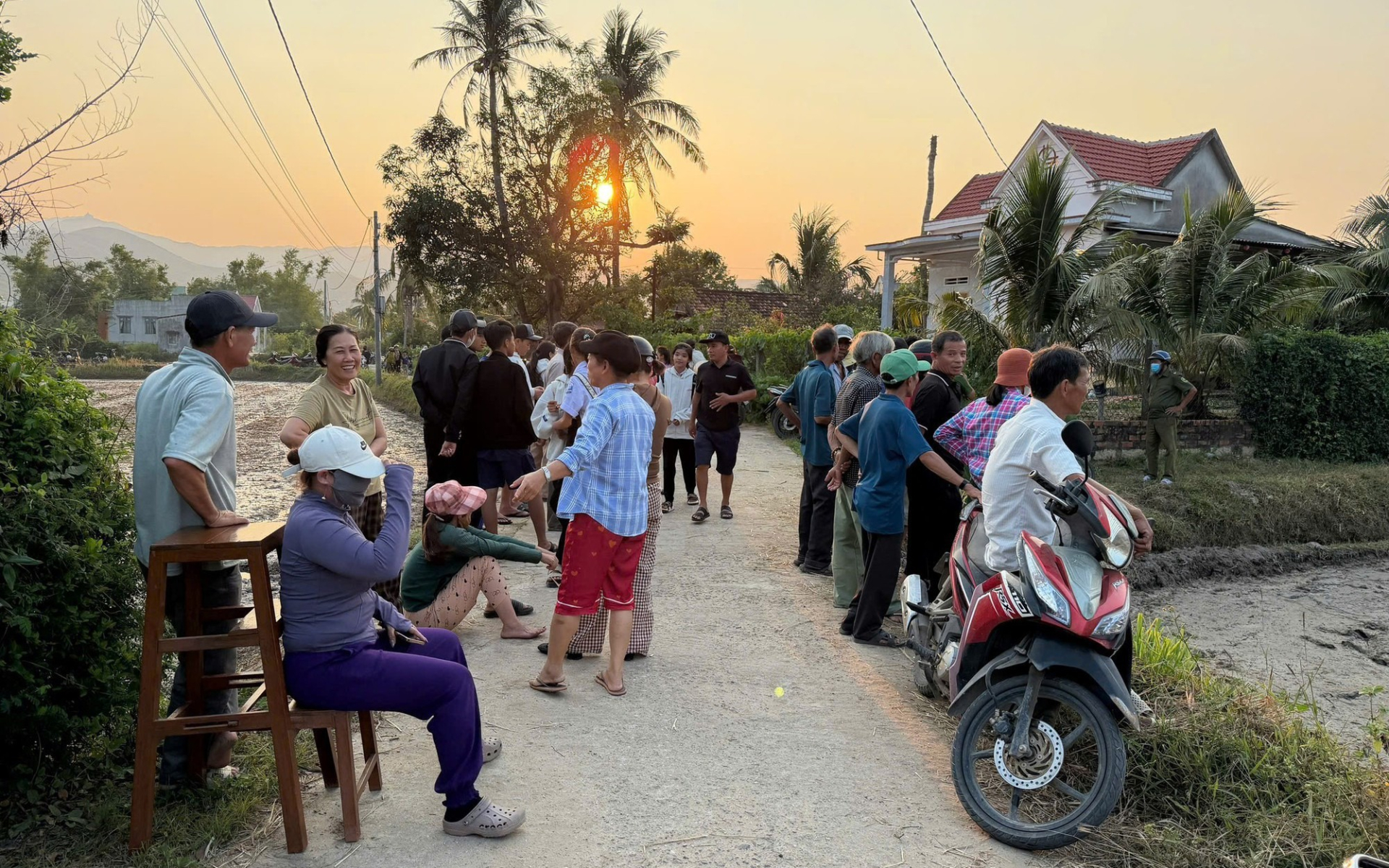 1775914214 646 3 the he nuong tua nhau trong canh thieu truoc