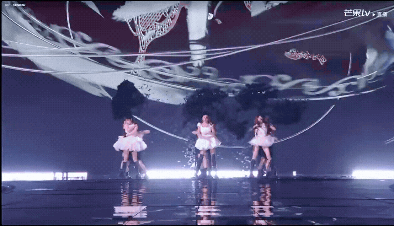 1775914384 400 Trang Phap treo minh lot vay tren san khau ma