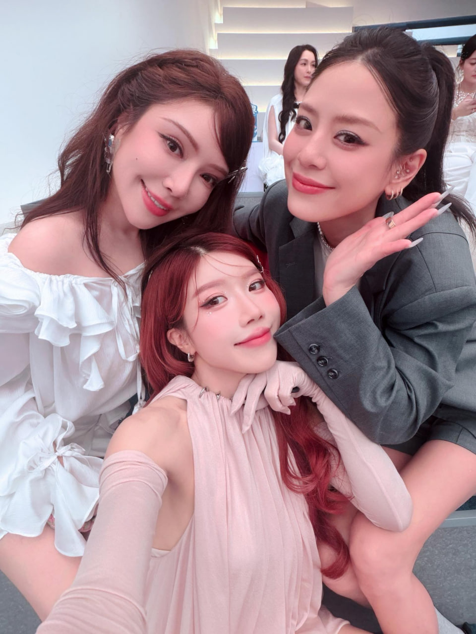 1775914394 156 Trang Phap treo minh lot vay tren san khau ma