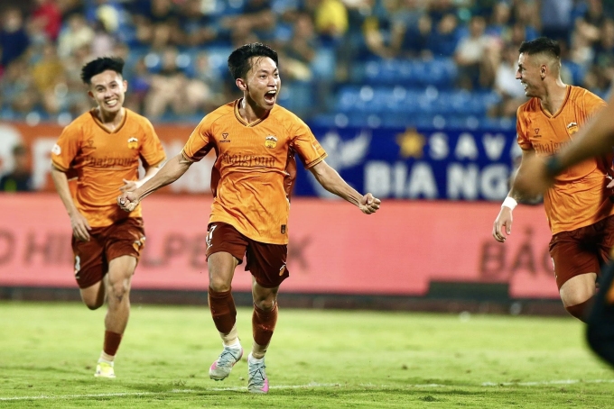 Lương Thanh Ngọc Lâm (giữa) mừng bàn thắng giúp HAGL hạ Nam Định 2-1 ở vòng 18 V-League 2025-2026, trên sân Thiên Trường ở Ninh Bình ngày 11/4/2026. Ảnh: HAGL FC