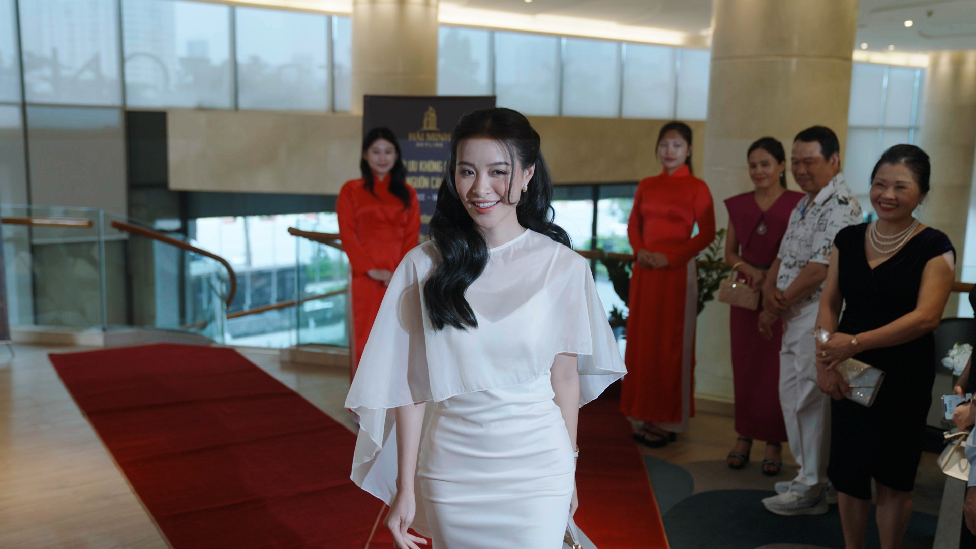 Vbiz đố ai lột xác gắt hơn mỹ nhân này: Từ gái quê đen nhẻm thành hoa hậu đẹp khiếp hồn chỉ sau 1 tuần- Ảnh 2.