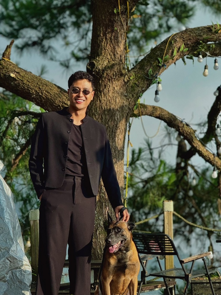 Thanh Sơn với chú chó Coddy trong "Đồng hồ đếm ngược". 