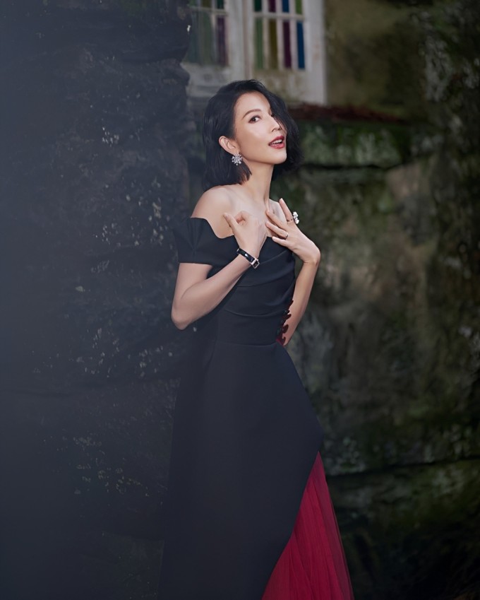 Ở tuổi 53, Thái Thiếu Phân vẫn được khen có vẻ đẹp sang trọng, làn da mịn màng và thần thái rạng rỡ đặc trưng của một hoa đán TVB đình đám. Ảnh: Instagram adachoi9800