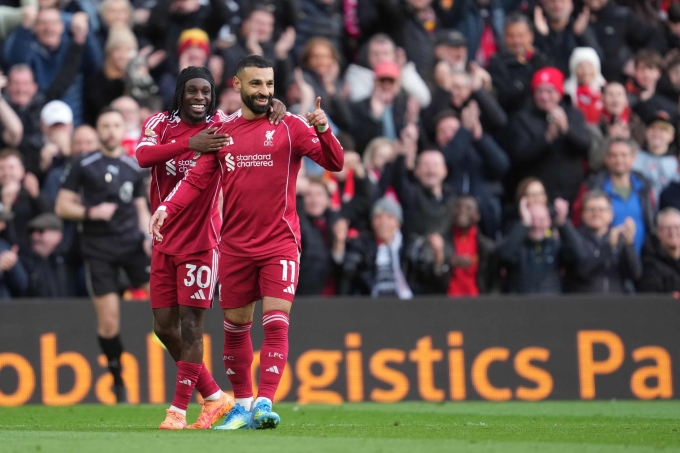 Salah (số 11) sau khi ghi bàn vào lưới Fulham. Ảnh: AP