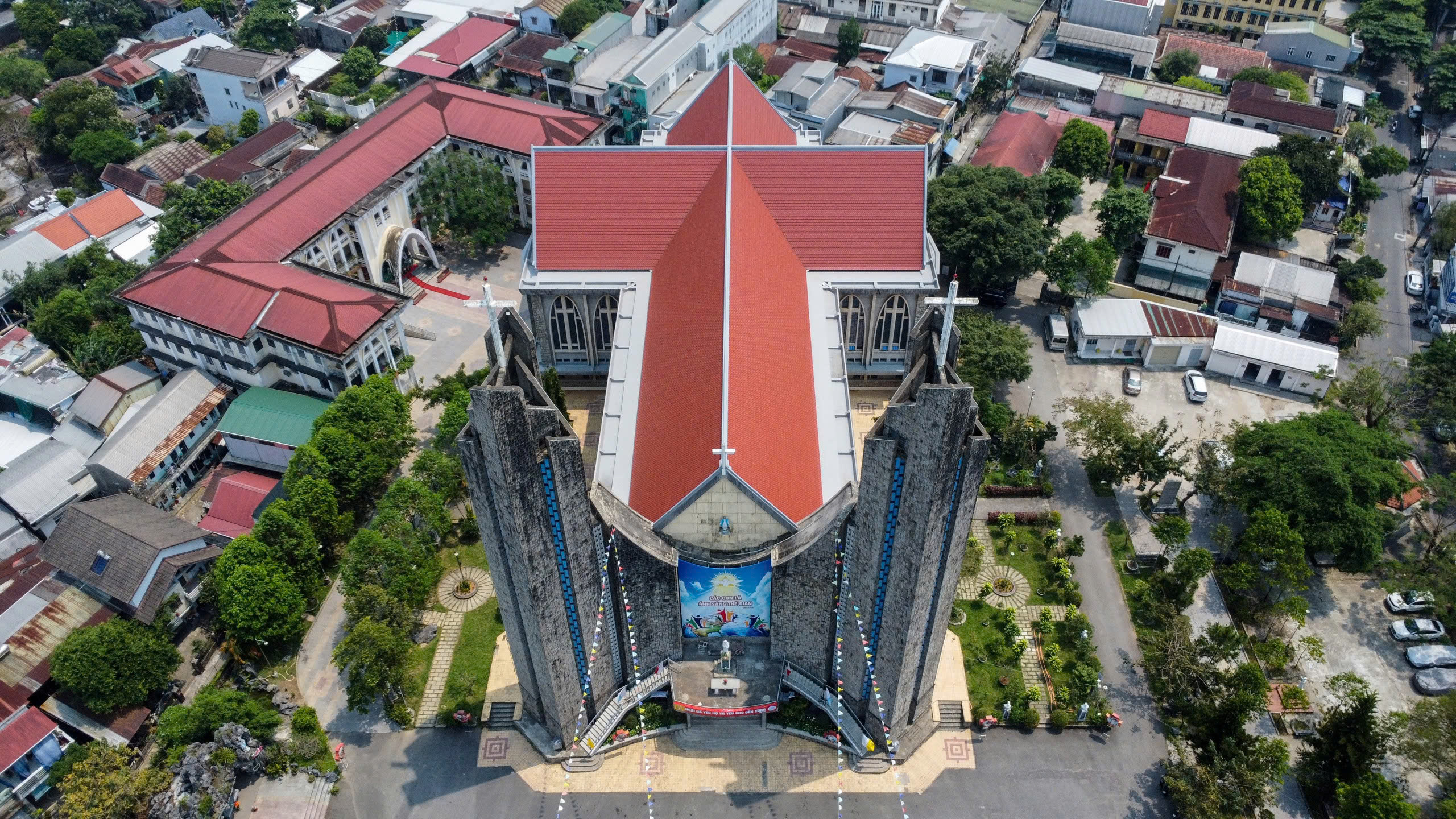 Những nhà thờ độc đáo: Phủ Cam, giáo đường lịch sử- Ảnh 2.