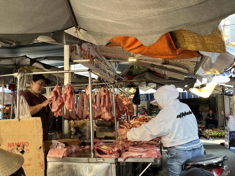 Giá đầu ra của sản phẩm chăn nuôi gần như đi ngang. Ảnh: TÚ UYÊN hỗ trợ doanh nghiệp 4.jpg