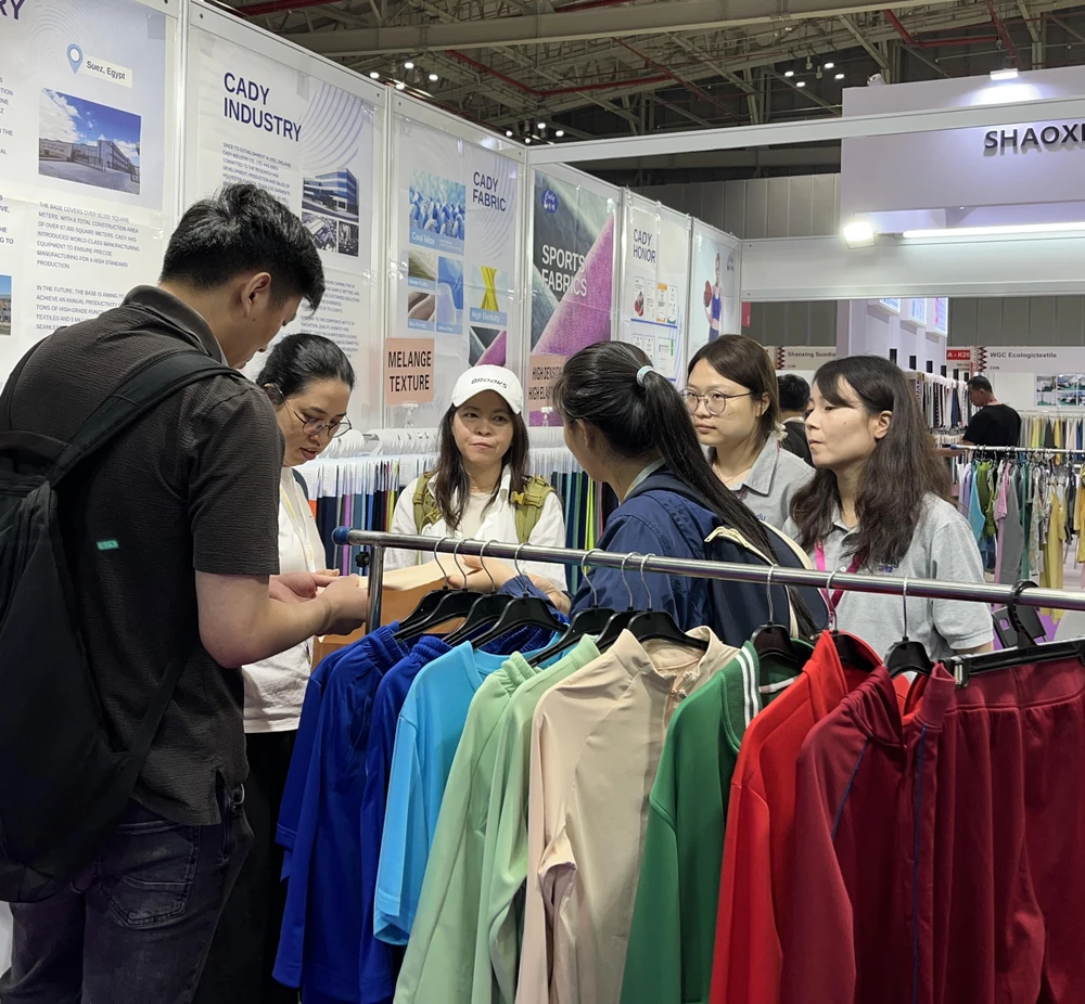 Khách tham quan triển lãm Quốc tế về dệt may tổ chức tại TP.HCM năm 2025. Ảnh: TÚ UYÊN hỗ trợ doanh nghiệp 3.jpg